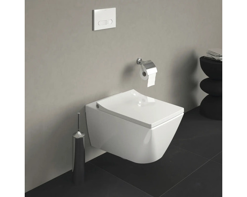 Závěsné WC s ovládacím panelem a držákem toaletního papíru v koupelně