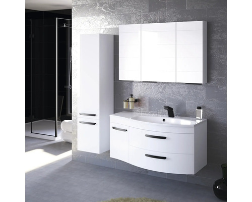 Koupelna s bílým umyvadlem, zrcadlovou skříňkou a vysokou skříňkou před šedou zdí