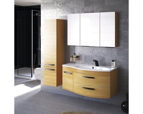 Koupelna s umyvadlovou skříňkou, zrcadlovou skříňkou, vysokou skříňkou a sprchou.