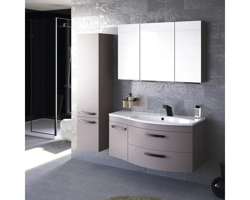 Moderní koupelna s umyvadlem, zrcadlovou skříňkou a vysokou skříní