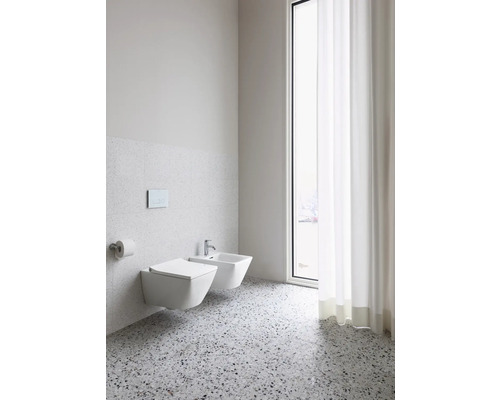 Světlá koupelna se závěsným klozetem, bidetem a oknem