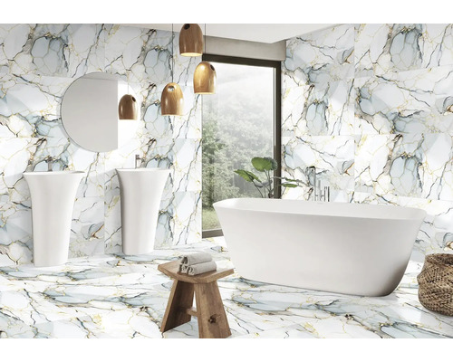 Koupelna s mramorovými obklady, volně stojící vanou a umyvadly