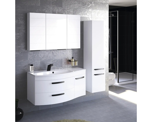 Moderní koupelna s umyvadlem, zrcadlovou skříňkou a vysokou skříní