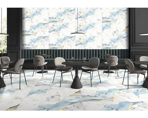 Interiér restaurace s dlaždicemi se vzhledem mramoru na podlaze i stěnách, stoly a židle