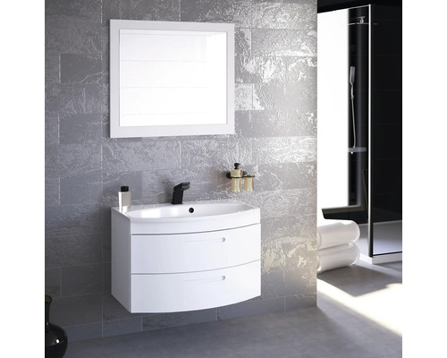 Koupelnová scéna s umyvadlovou skříňkou, zrcadlem a sprchou