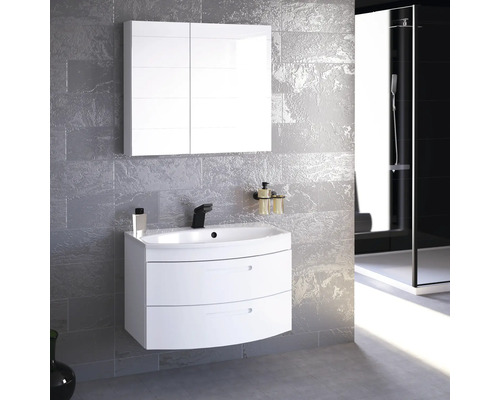 Koupelna s umyvadlovou skříňkou, umyvadlem a zrcadlovou skříňkou