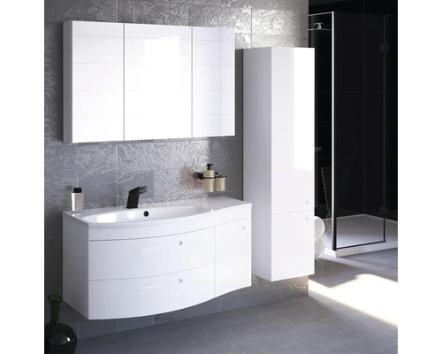 Moderní koupelna s bílou skříňkou pod umyvadlo, zrcadlovou skříňkou a vysokou skříní