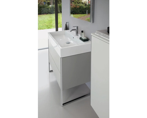 Koupelna s umyvadlovou skříňkou a umyvadlem na desku