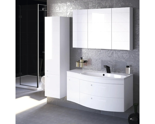 Moderní koupelna s bílým nábytkem, umyvadlem, zrcadlovou skříňkou a sprchovým koutem.