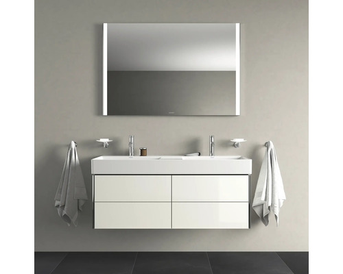 Koupelna s dvojitým umyvadlem, skříňkou, zrcadlem s osvětlením a ručníky