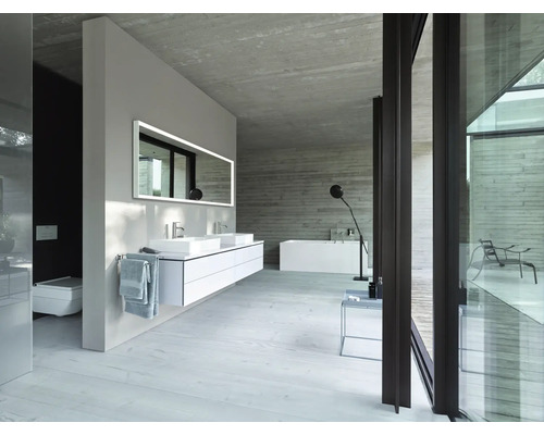 Moderní koupelna s umyvadlem, zrcadlem, vanou a prosklenou stěnou