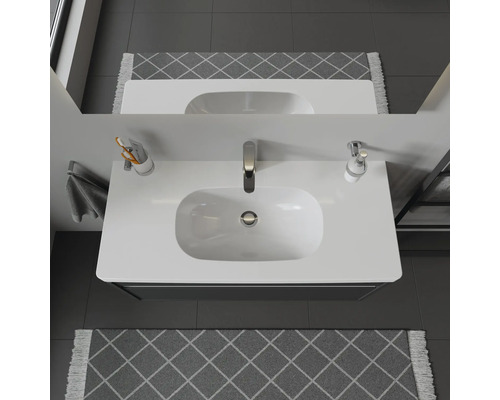 Pohled shora na koupelnové umyvadlo s baterií a zrcadlem