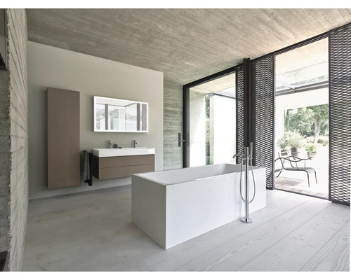 Světlá koupelna s vanou, umyvadlem, zrcadlem a přístupem do venkovního prostoru