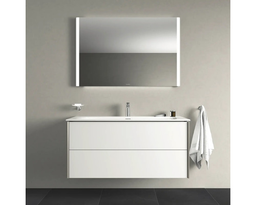 Koupelnová scéna s umyvadlovou skříňkou, zrcadlem s osvětlením, držákem na mýdlo a držákem na ručníky.