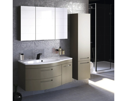 Moderní koupelnový set s umyvadlovou skříňkou, zrcadlovou skříňkou a vysokou skříňkou před obkládanou stěnou.