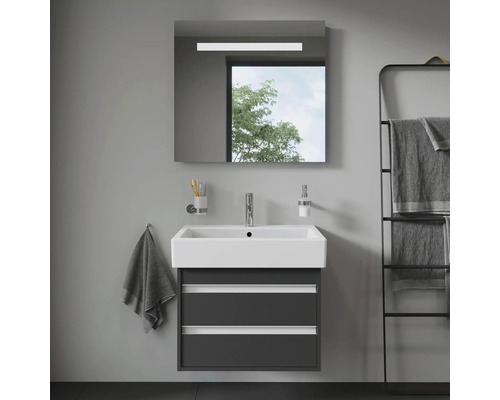 Moderní koupelna s umyvadlem, zrcadlem a držákem na ručníky pro stylové zařízení