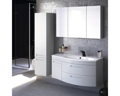 Koupelna s umyvadlovou skříňkou, zrcadlovou skříňkou, vysokou skříňkou a sprchou