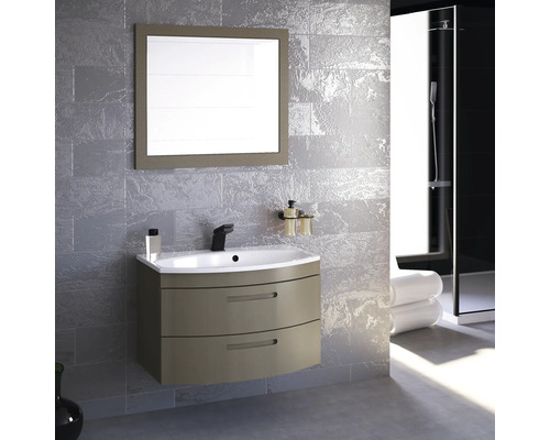 Moderní koupelna s umyvadlovou skříňkou, umyvadlem, zrcadlem a sprchou