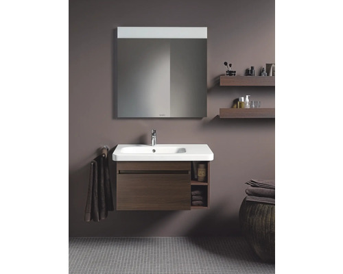 Koupelna s umyvadlovou skříňkou, zrcadlem a policemi