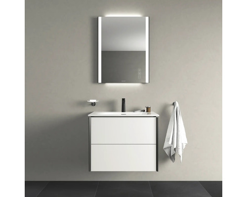 Koupelna s umyvadlovou skříňkou, zrcadlem s osvětlením, baterií a ručníkem