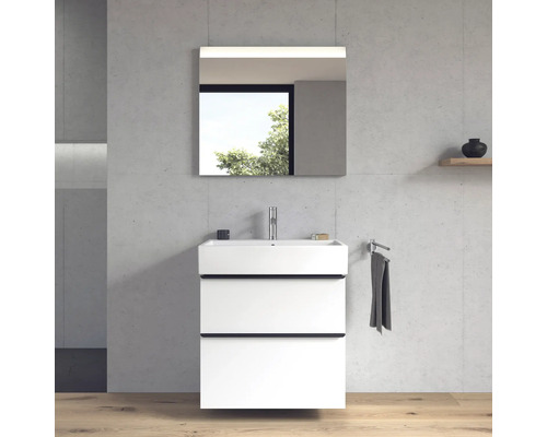 Moderní koupelna s bílou umyvadlovou skříňkou, zrcadlem a držákem na ručníky