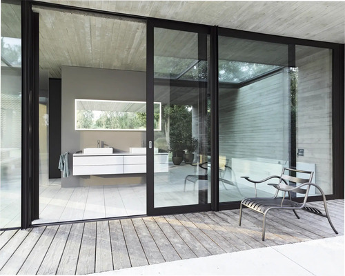 Koupelna s umyvadlem, zrcadlem a posuvnými dveřmi na terasu s posezením