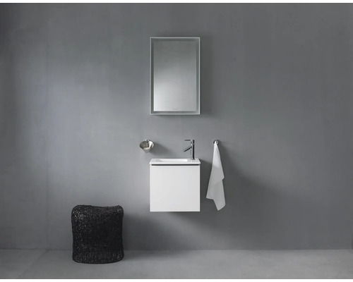 Moderní koupelna s umyvadlovou skříňkou, zrcadlem, miskou na mýdlo, držákem na ručníky a stoličkou