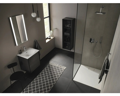 Moderní koupelna se sprchou, umyvadlem, zrcadlem a ručníkem