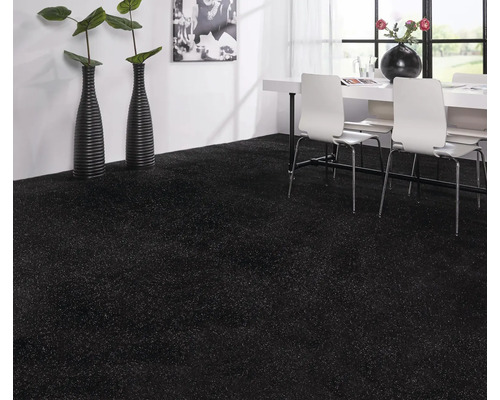 Scéna s černým kobercem v jídelně se stolem a židlemi