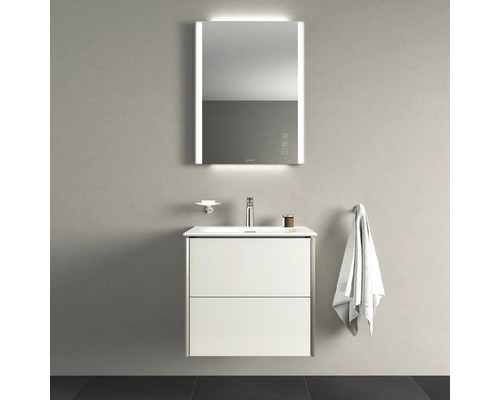 Moderní koupelna s umyvadlovou skříňkou, zrcadlem s osvětlením a držákem na ručníky