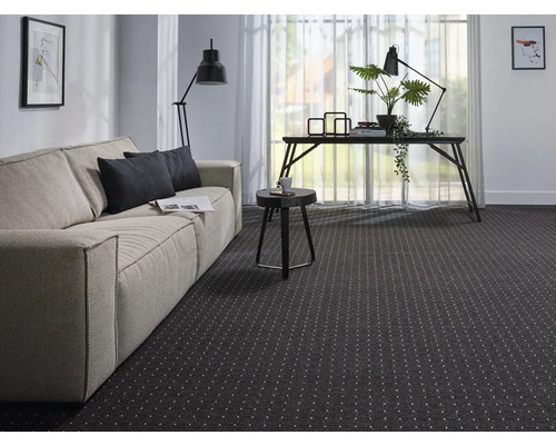 Obývací pokoj s pohovkou, psacím stolem a kobercem