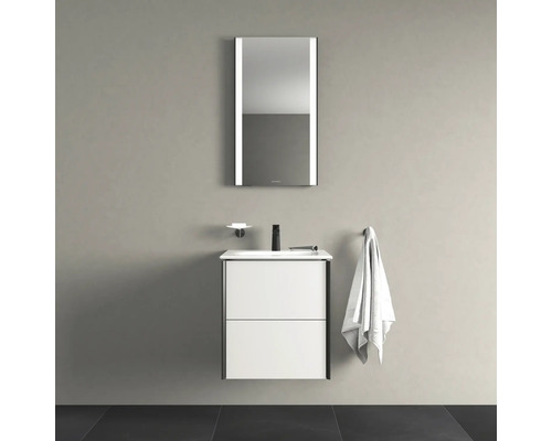 Koupelna s umyvadlovou skříňkou, zrcadlem a ručníkem