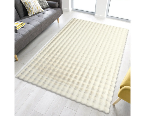 Koberec s vysokým vlasem v obývacím pokoji s pohovkou