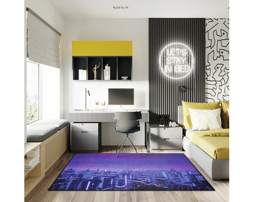 Interiérový snímek pokoje se stolem, postelí a kobercem s výhledem na město