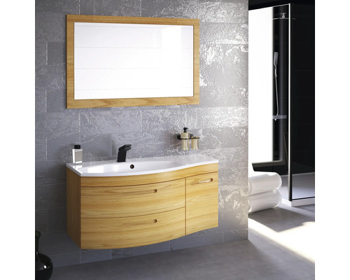 Koupelna s umyvadlovou skříňkou, zrcadlem a sprchou