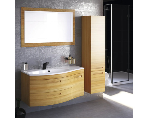 Koupelna s umyvadlem, zrcadlem a vysokou skříní v dřevěném vzhledu a sprchou s tmavou zadní stěnou