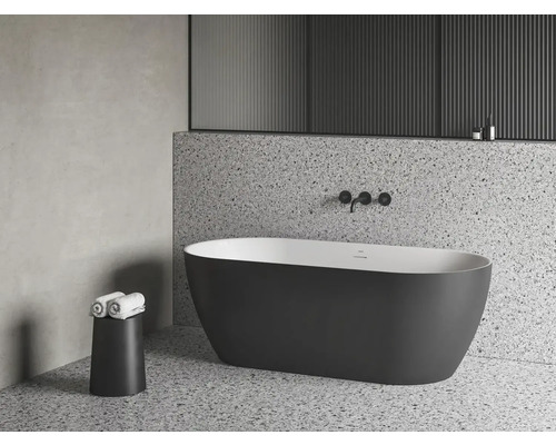 Moderní koupelna s volně stojící vanou, armaturou a stoličkou s ručníky