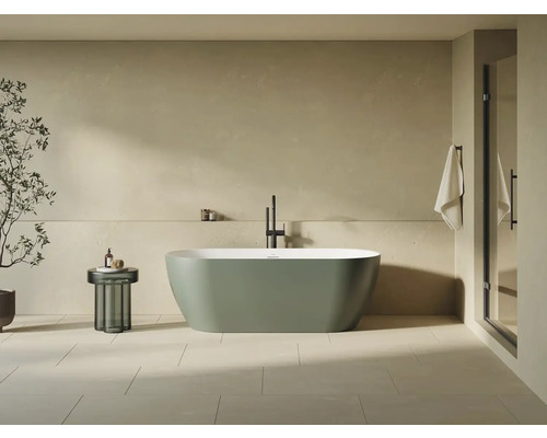 Světlá koupelna s volně stojící vanou, odkládacím stolkem a sprchou.