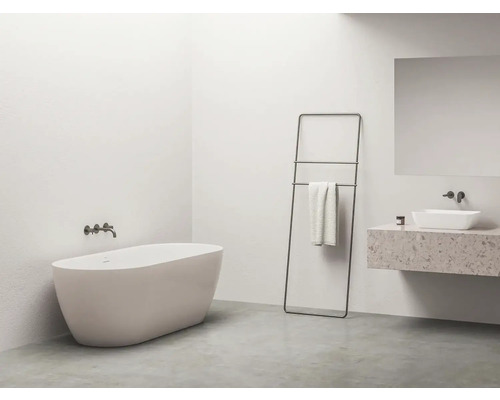 Moderní koupelna s vanou, umyvadlem a držákem na ručníky