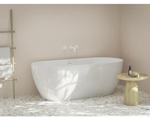 Koupelna s volně stojící vanou, držákem na ručníky a příručním stolkem