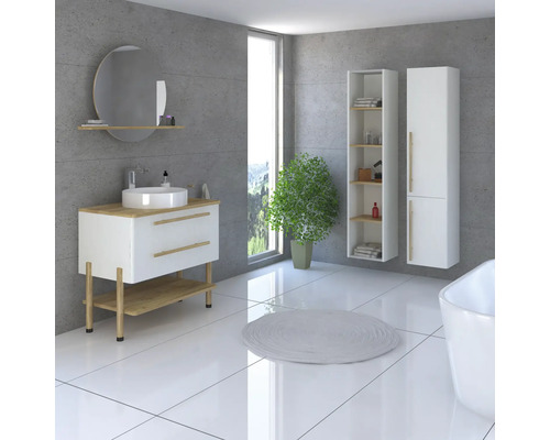 Světlá koupelna s umyvadlem, zrcadlem, koupelnovou skříňkou a vanou