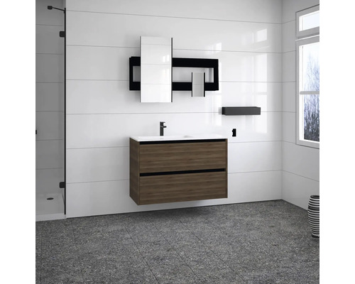 Moderní koupelna s umyvadlovou skříňkou, zrcadlovou skříňkou a úložnými policemi.