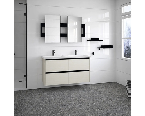 Koupelna s dvojitým umyvadlem, zrcadlovou skříňkou a policemi