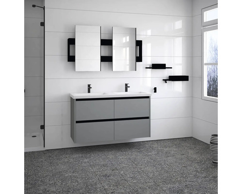 Moderní koupelna s umyvadlem, zrcadlem, policemi a sprchou