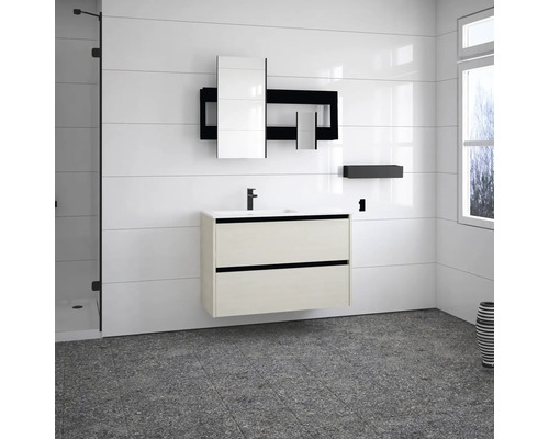 Koupelna s umyvadlovou skříňkou, zrcadlovou skříňkou a policí