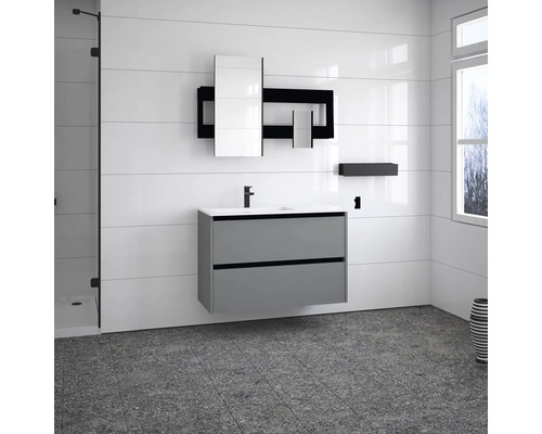 Moderní koupelna s umyvadlovou skříňkou, zrcadlovou skříňkou a oknem