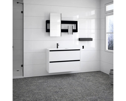 Koupelna s umyvadlovou skříňkou, zrcadlovou skříňkou a policí