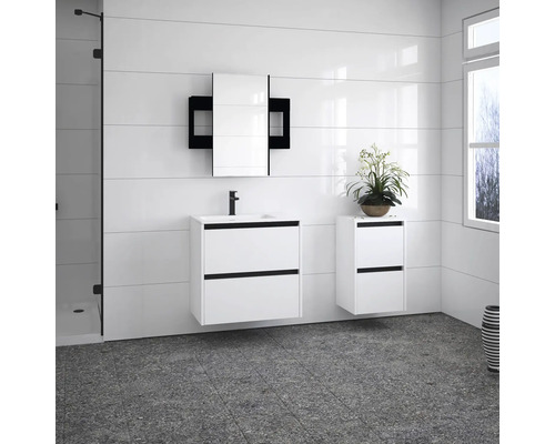 Koupelna s umyvadlovou skříňkou, zrcadlovou skříňkou a vysokou skříňkou v bílé barvě