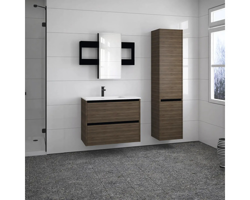 Moderní koupelna s umyvadlem, zrcadlovou skříňkou a vysokou skříní ve vzhledu dřeva