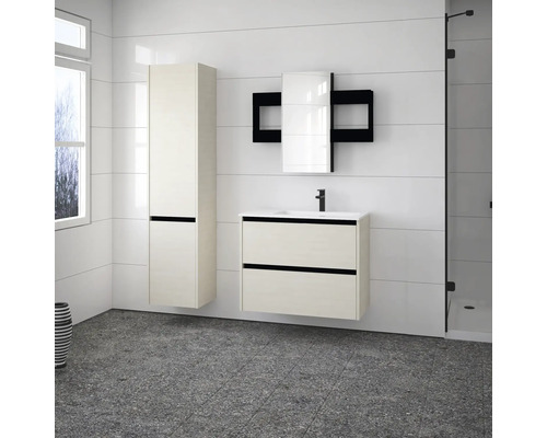 Moderní koupelna s umyvadlem, zrcadlovou skříňkou a vysokou skříní